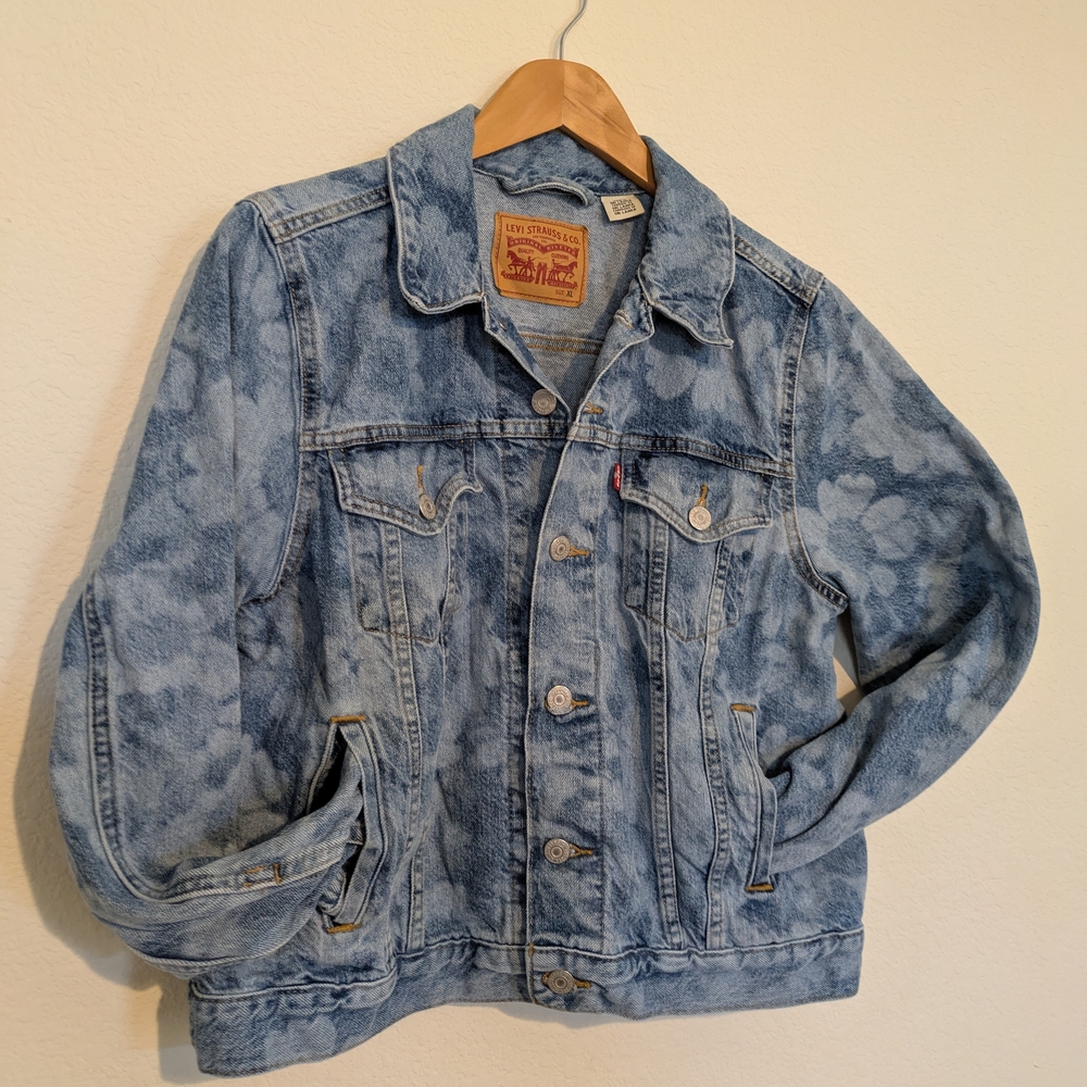 Levi's Classic Cut Blue Denim Jacket w/Bleach Flower & Y2K Pockets & Style